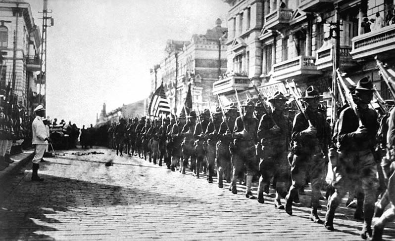 entrada de tropes americanes a Vladivostok, 1918. En http://en.wikipedia.org/wiki/File:American_troops_in_Vladivostok_1918_HD-SN-99-02013.JPEG "il.lustració"